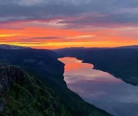 Moderne Hytte, Jacuzzi, Wifi, 6 Soveplasser, Bilvei Helt Frem Nyaraló *